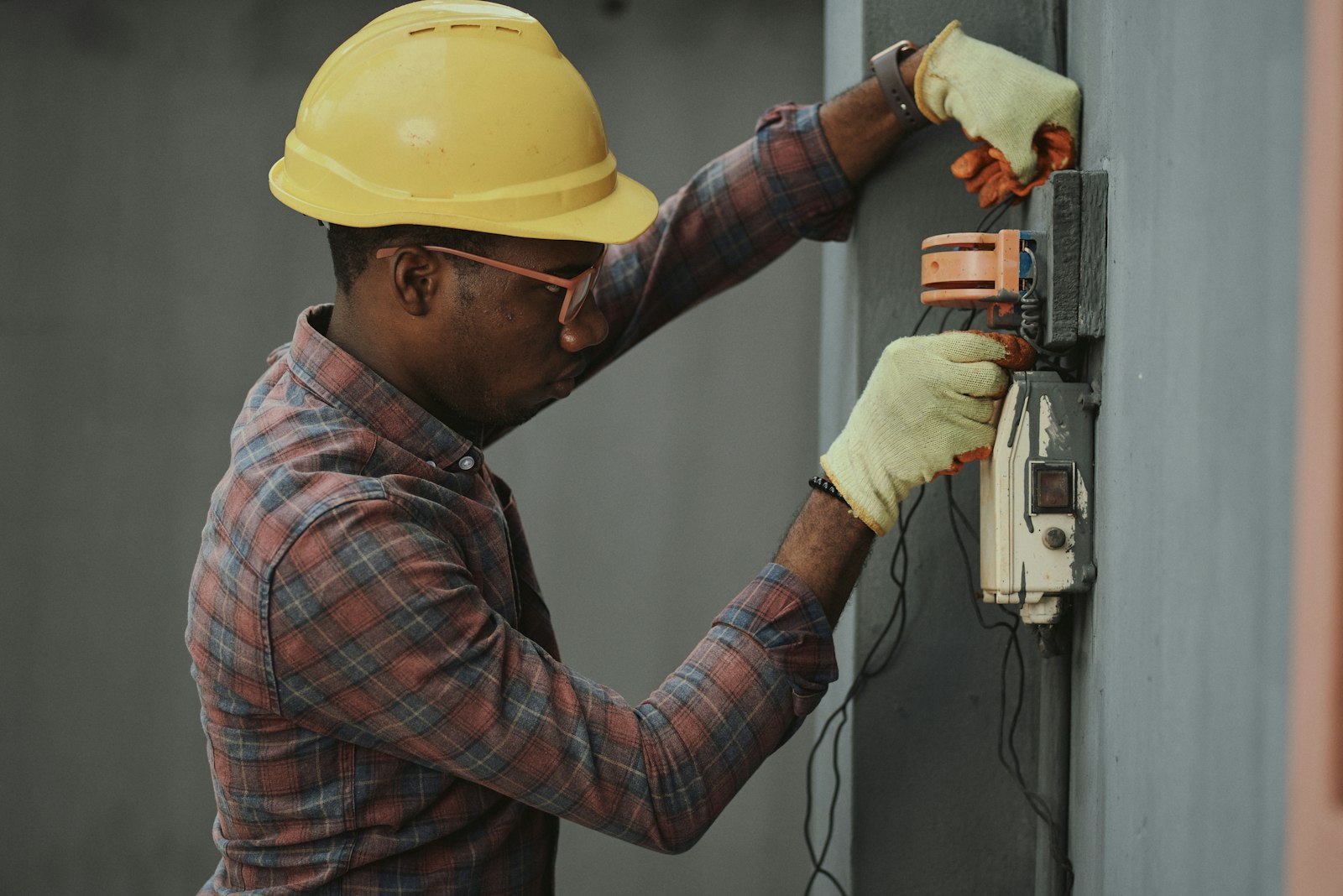 Técnico de mantenimiento industrial trabajando en planta