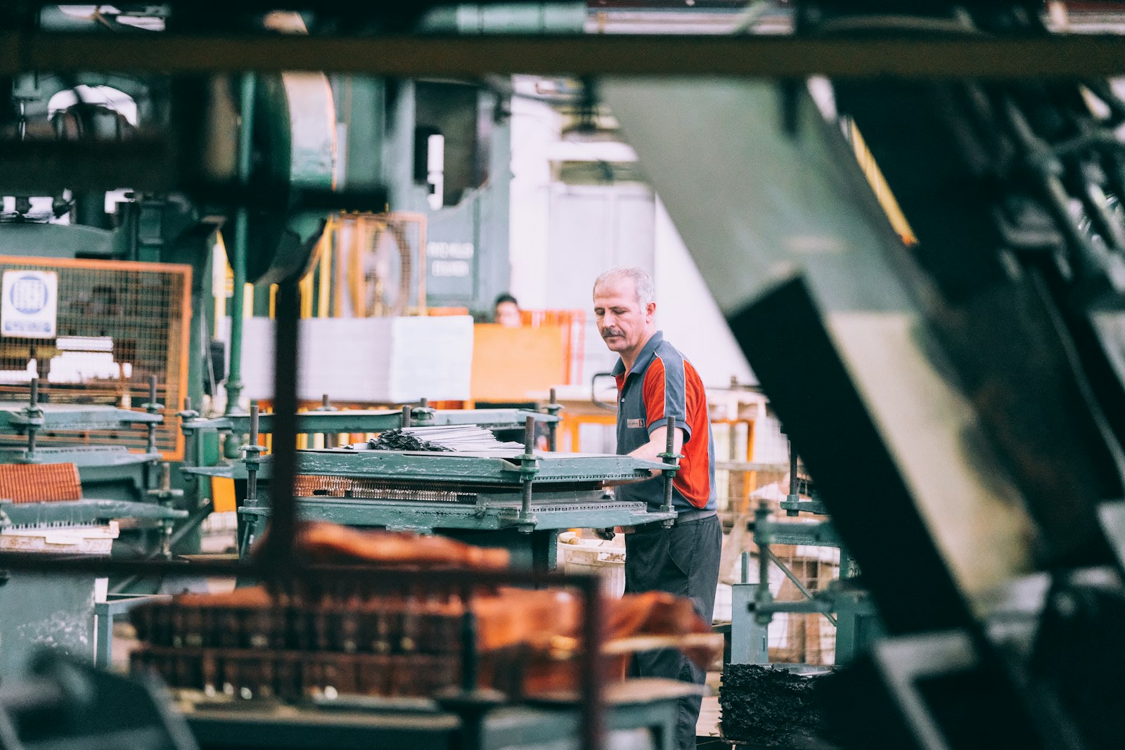 Primer plano de una máquina industrial en una fábrica